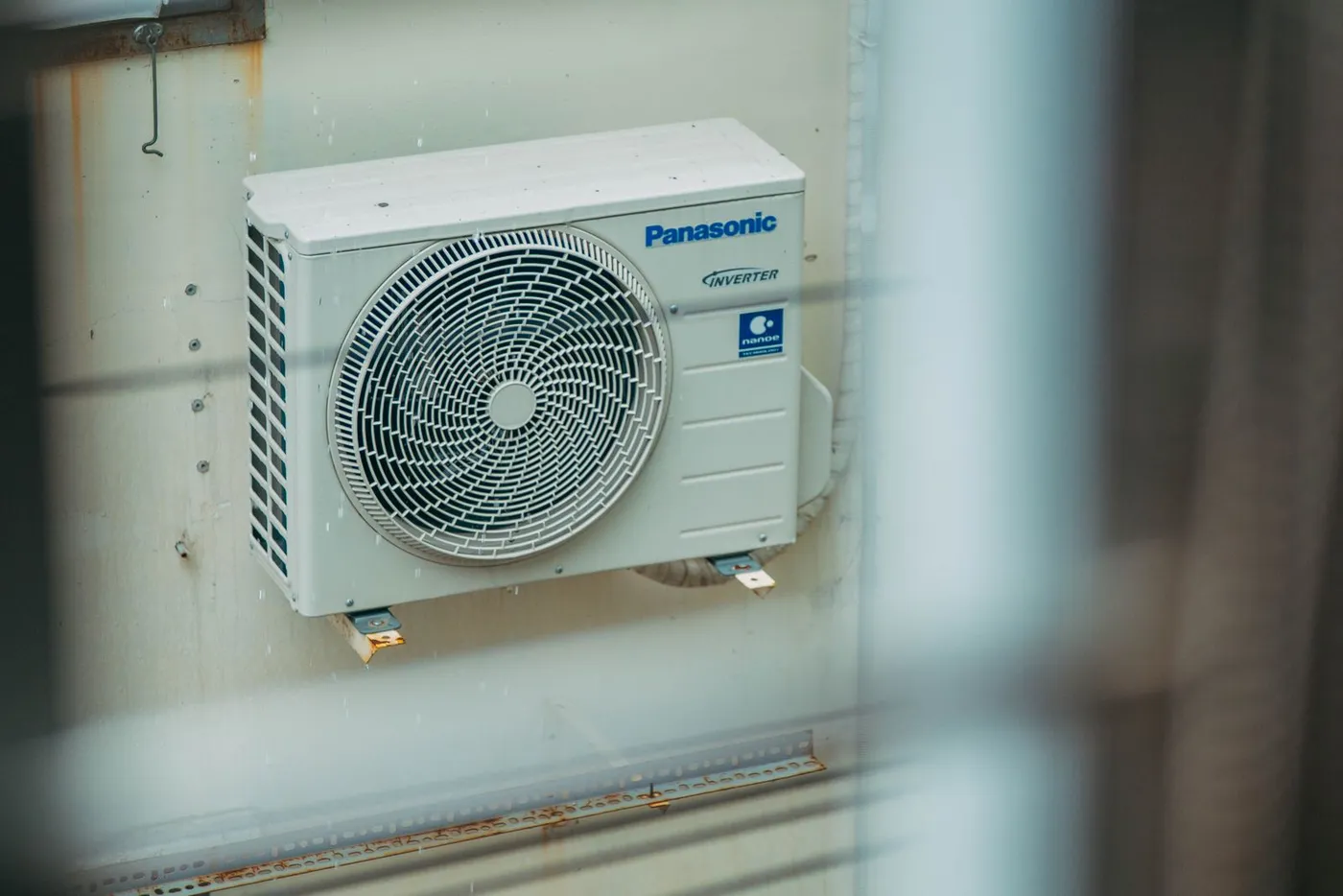 Condensadora de ar-condicionado instalada na parede externa de um prédio