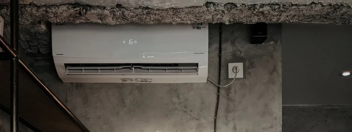Ar-condicionado split instalado no alto da parede de uma loja