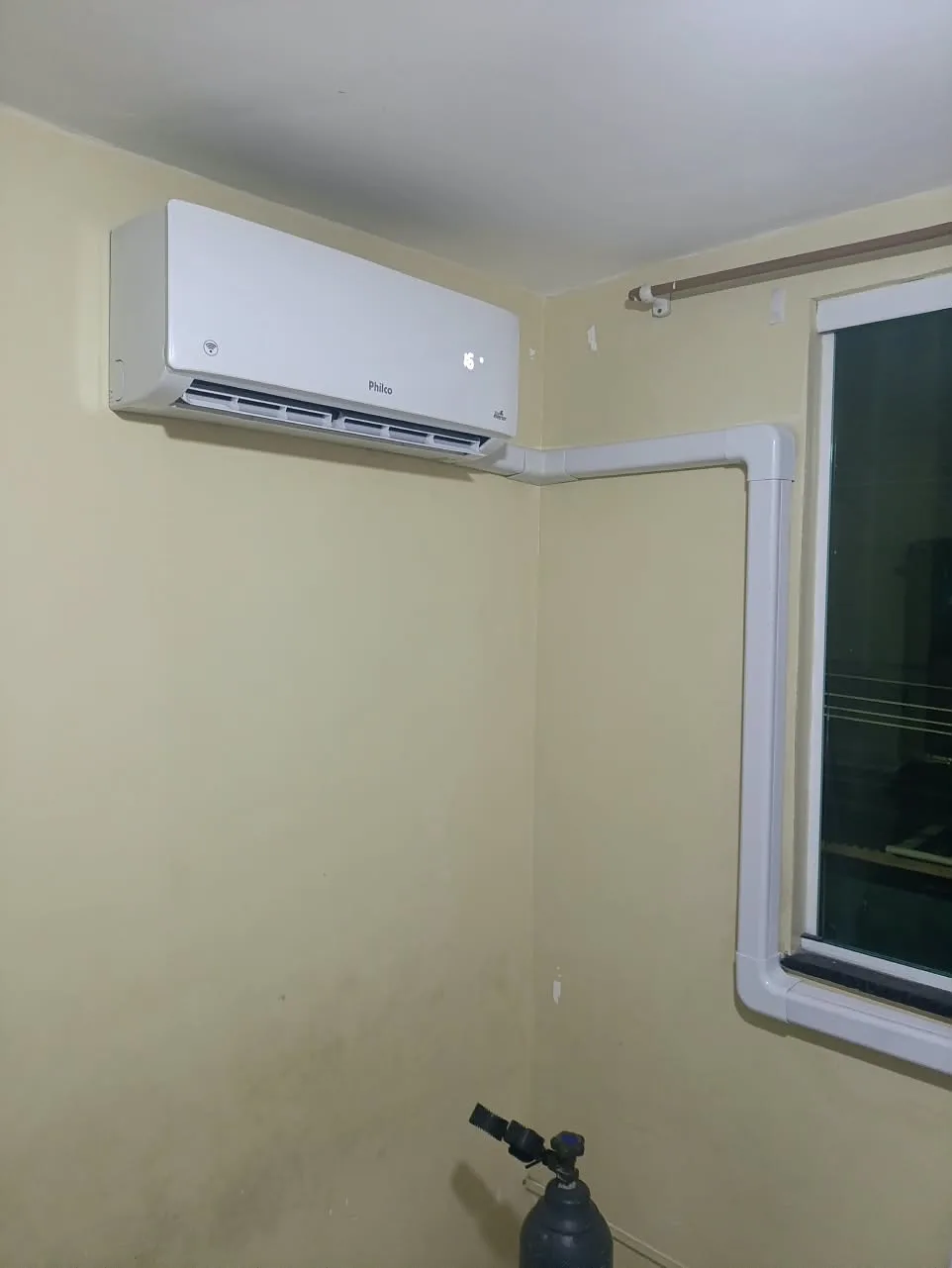 Evaporadora instalada e tubulação em canaleta até a caixa elétrica, num serviço da PoloRio