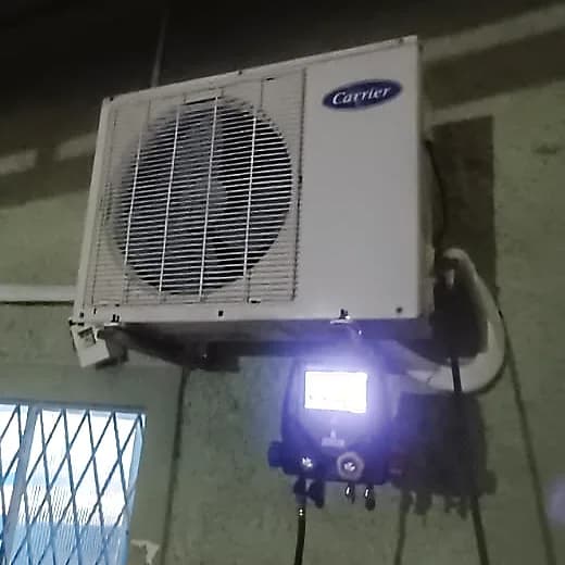 Manifold digital conectado a uma condensadora Carrier durante um serviço da PoloRio